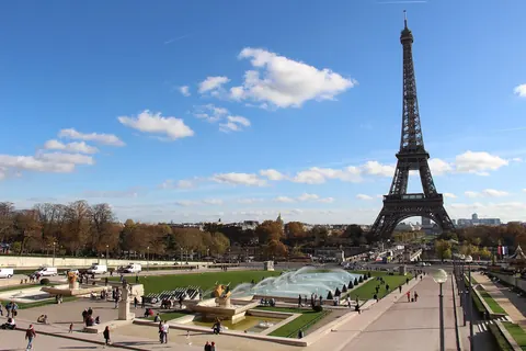 Eiffeltårnet sett fra Trocadéro-hagene en klar dag