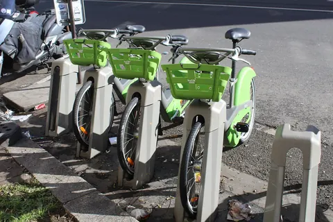 Vélib-sykler i stativ i Paris