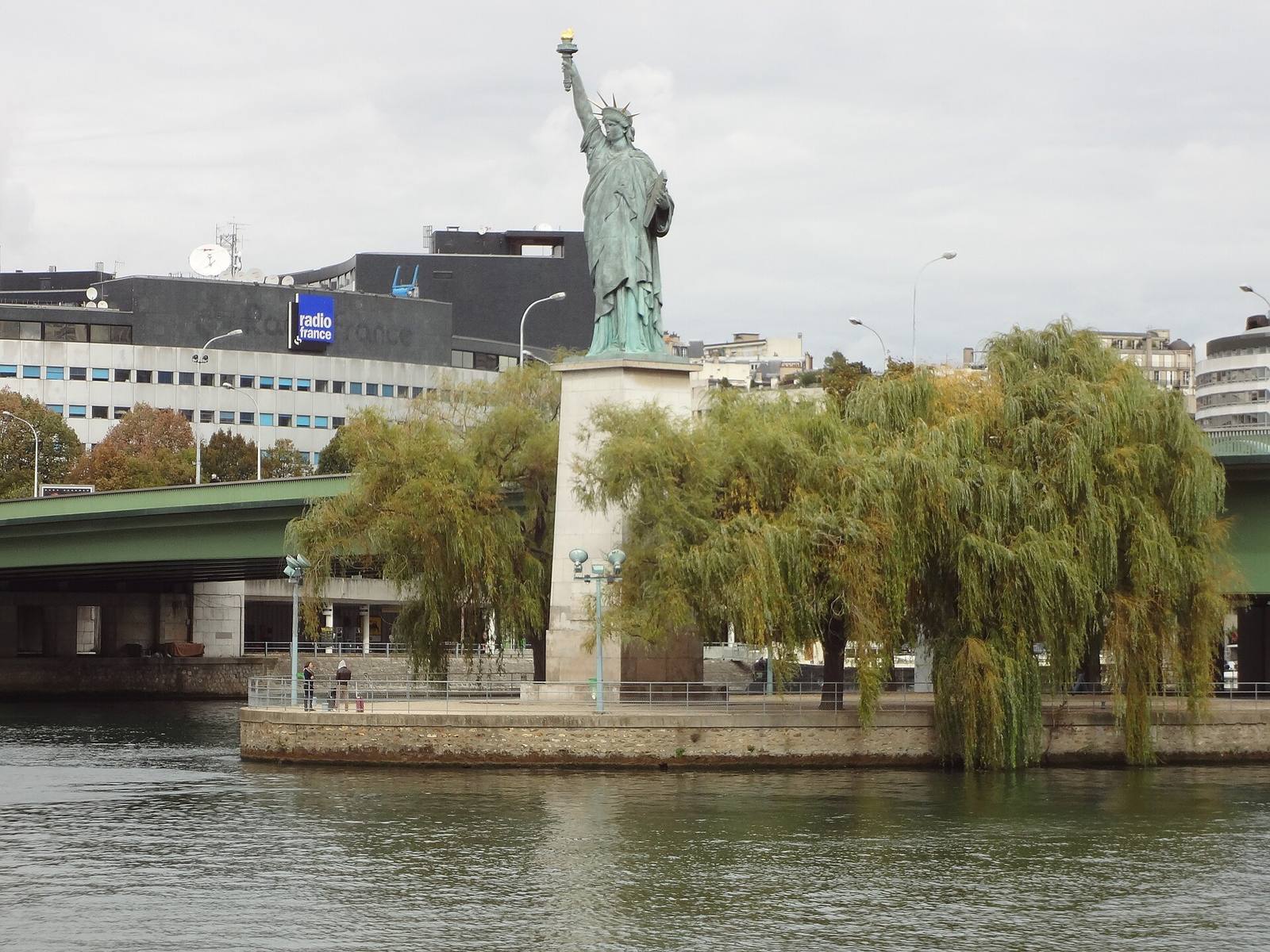 Kopien av Frihetsgudinnen på Île aux Cygnes i Paris
