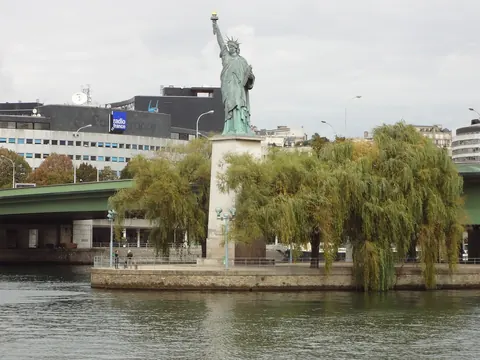 Kopien av Frihetsgudinnen på Île aux Cygnes i Paris
