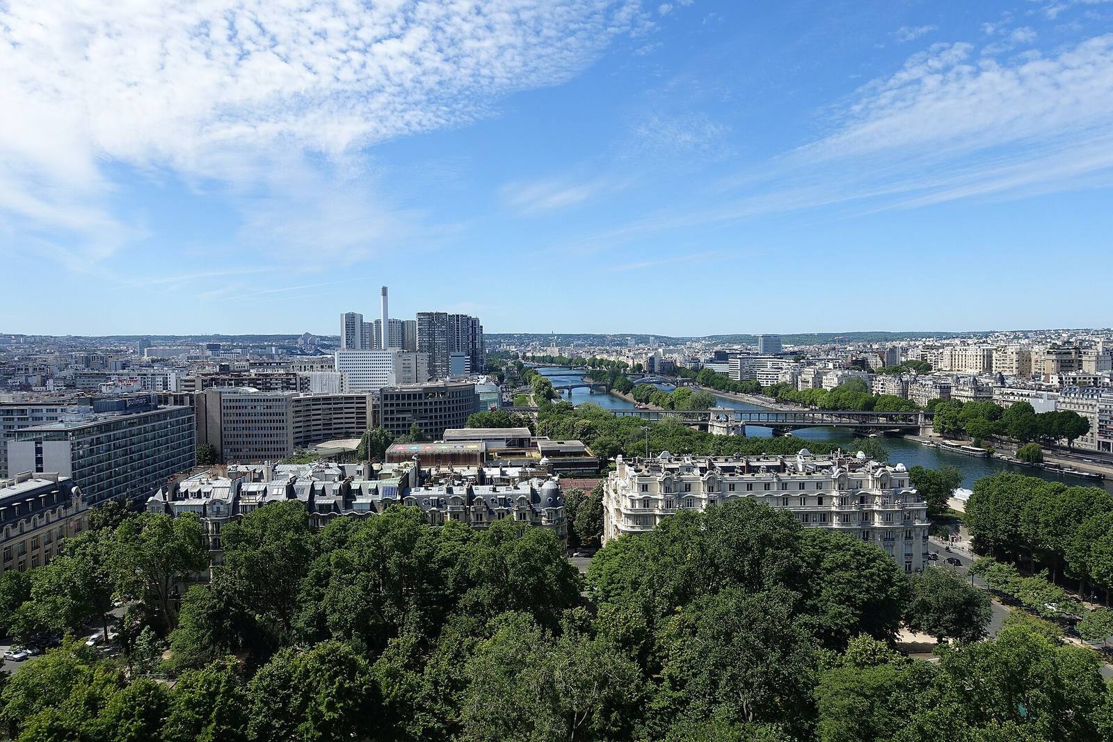 Utsikt fra Eiffeltårnet over Seinen og den vestlige delen av Paris