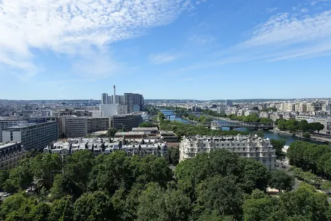 Utsikt fra Eiffeltårnet over Seinen og den vestlige delen av Paris