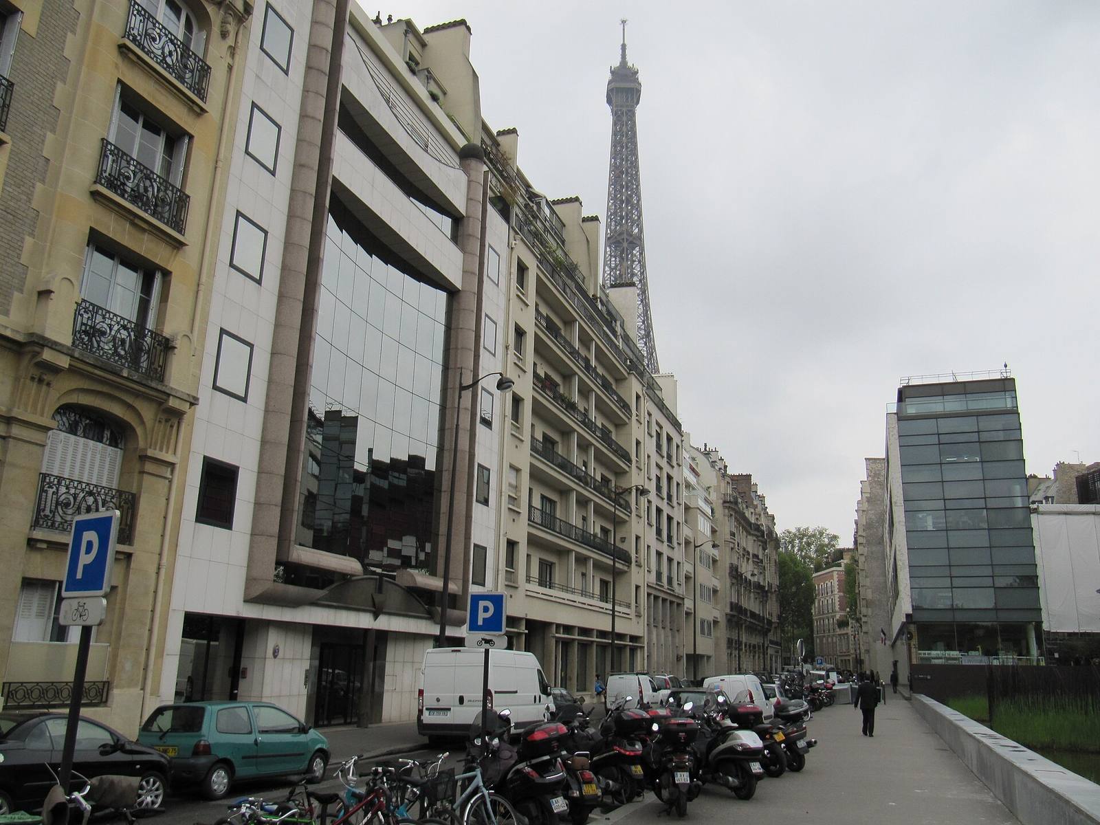 Eiffeltårnet sett fra en gate i 7. arrondissement