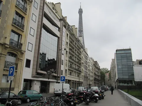 Eiffeltårnet sett fra en gate i 7. arrondissement