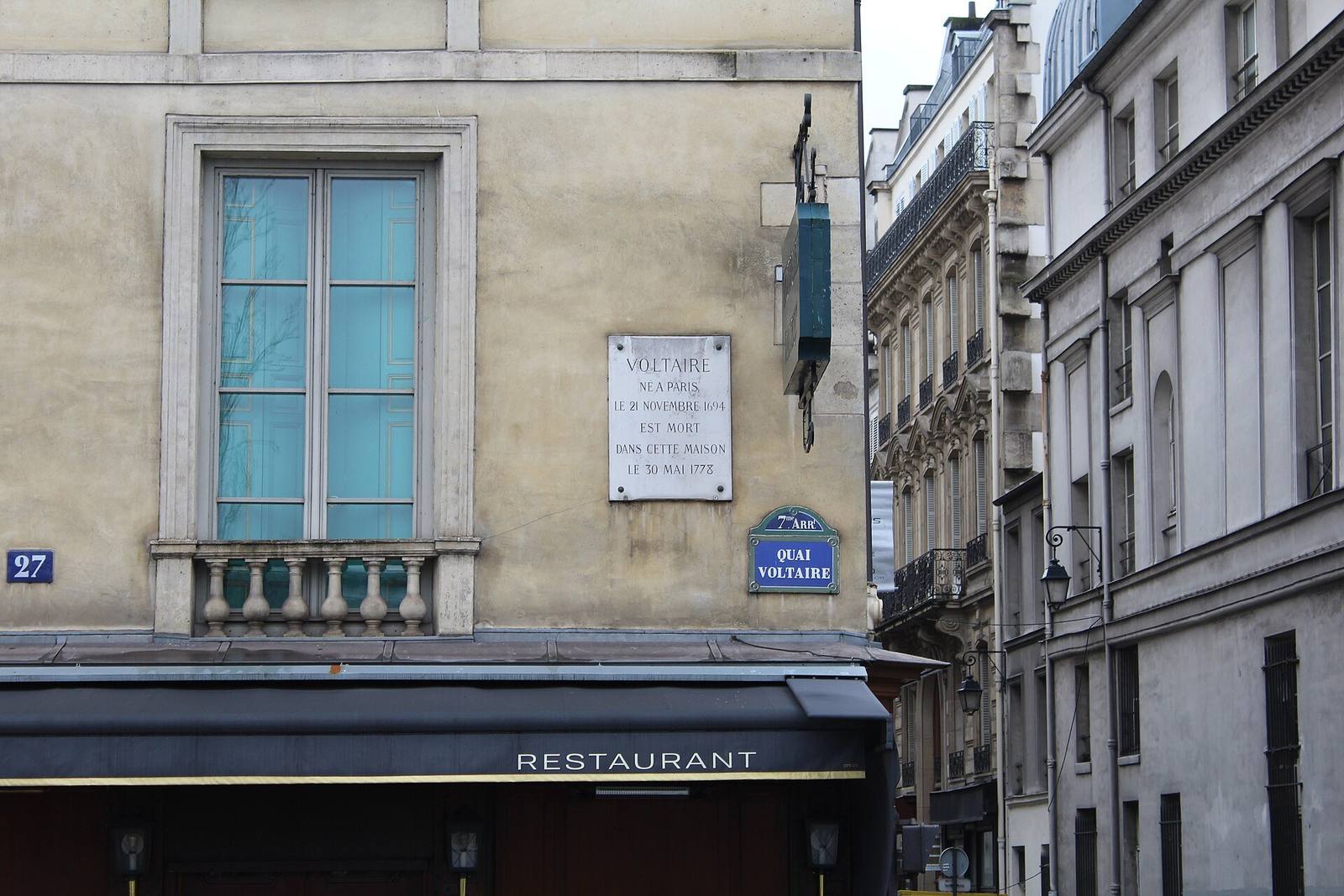 Fasade med restaurant i en gate i 7. arrondissement