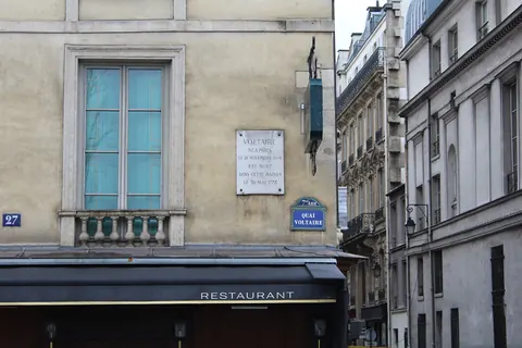 Fasade med restaurant i en gate i 7. arrondissement