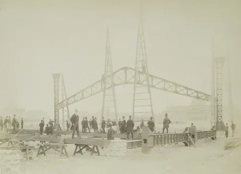 Fotografi fra byggeplassen til Eiffeltårnet i 1887