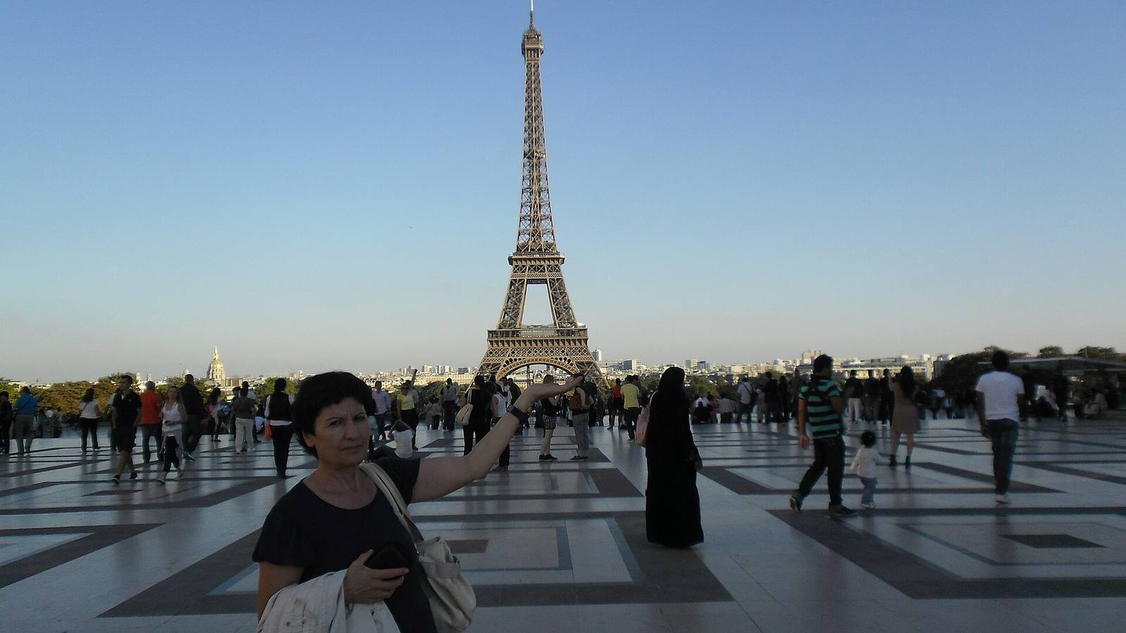 Turister på plassen ved Trocadéro med Eiffeltårnet i bakgrunnen