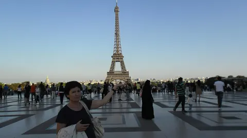 Turister på plassen ved Trocadéro med Eiffeltårnet i bakgrunnen
