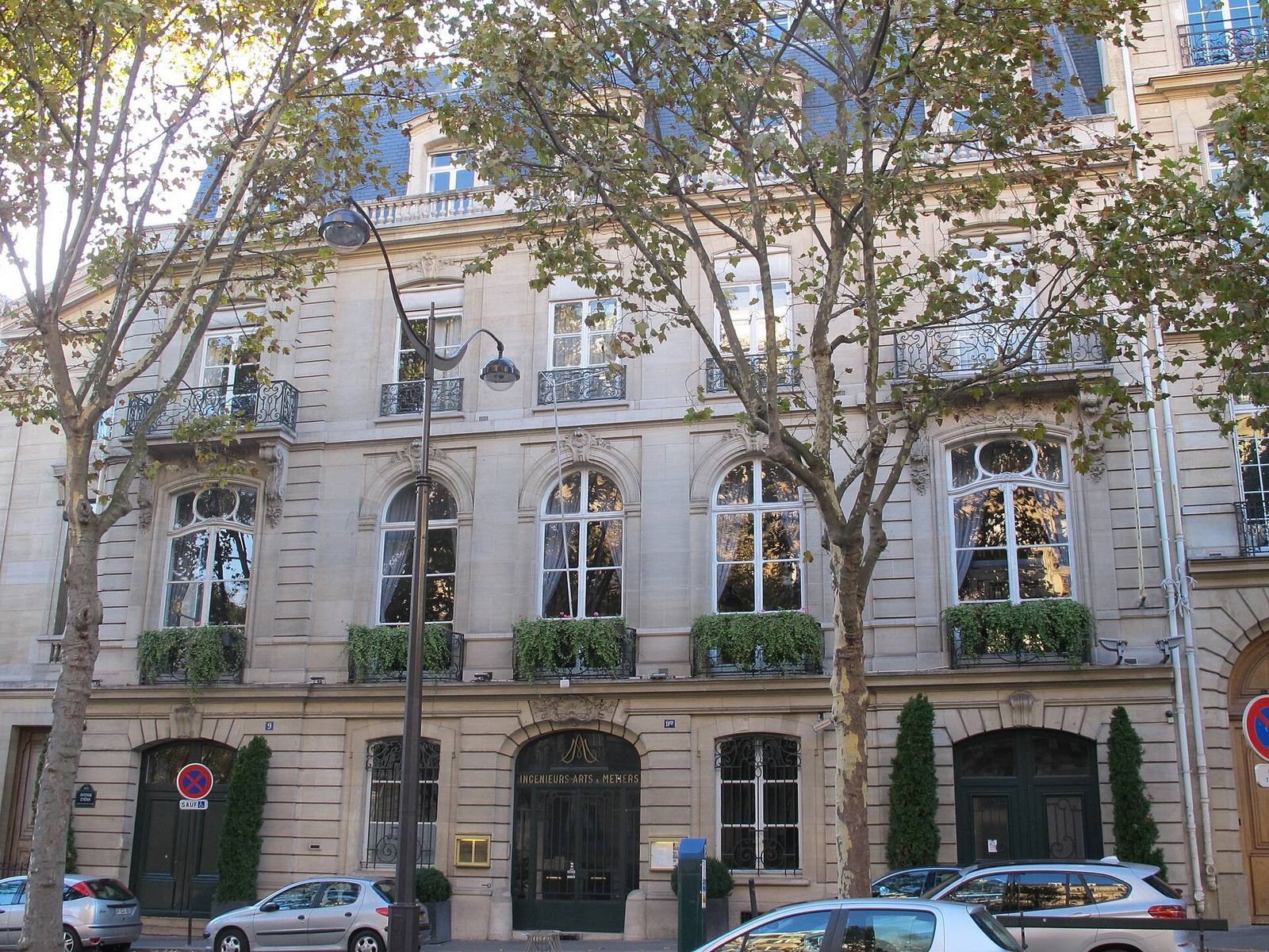 Elegant bygård i en aveny i Paris