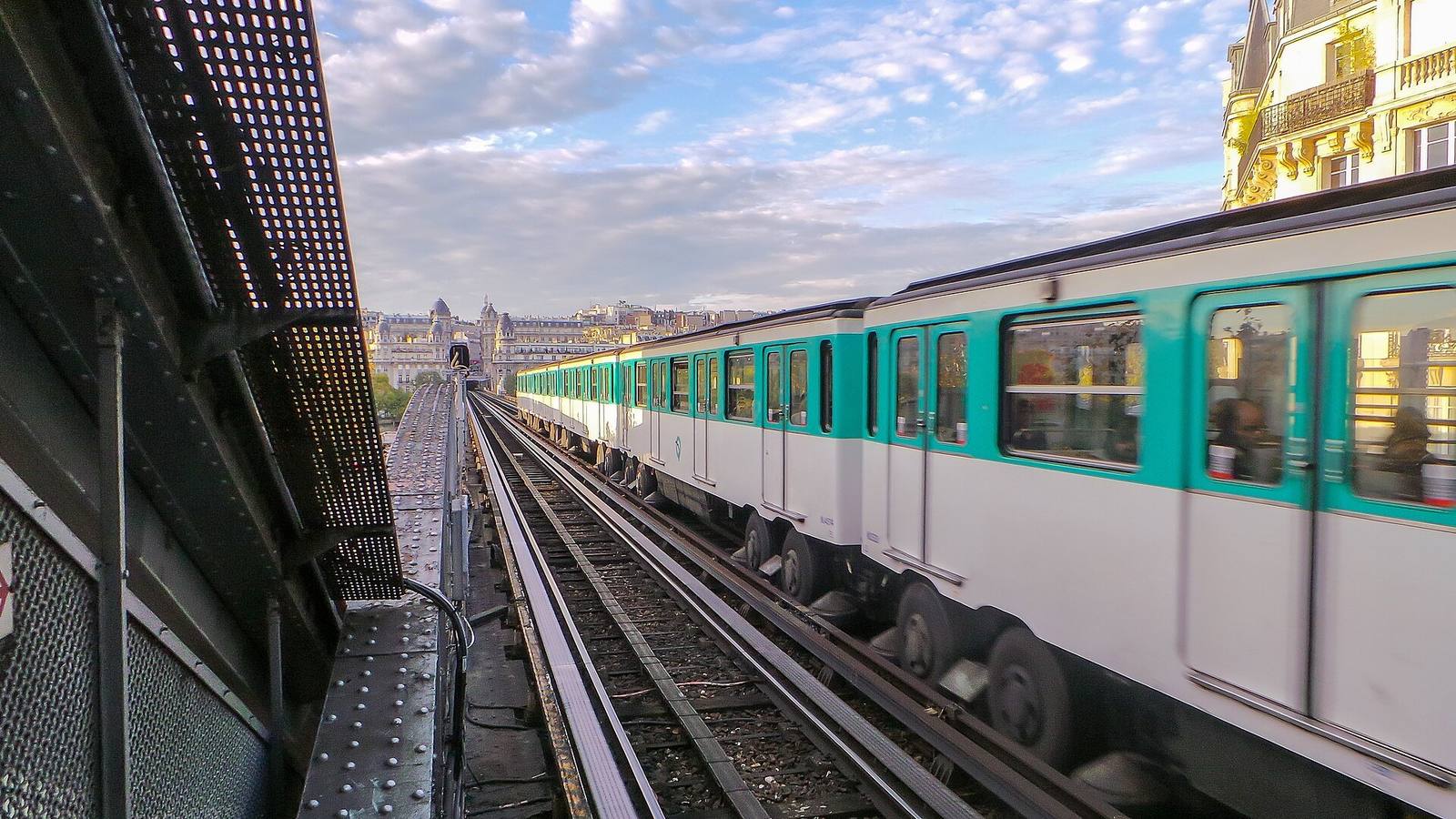 Metrotog på viadukten ved Bir-Hakeim