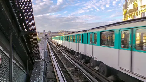 Metrotog på viadukten ved Bir-Hakeim