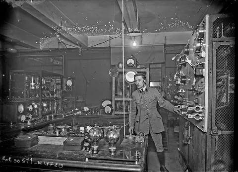 Radiostasjonen i Eiffeltårnet på begynnelsen av 1900-tallet