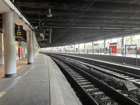 Perrongen på RER-stasjonen Champ de Mars–Tour Eiffel