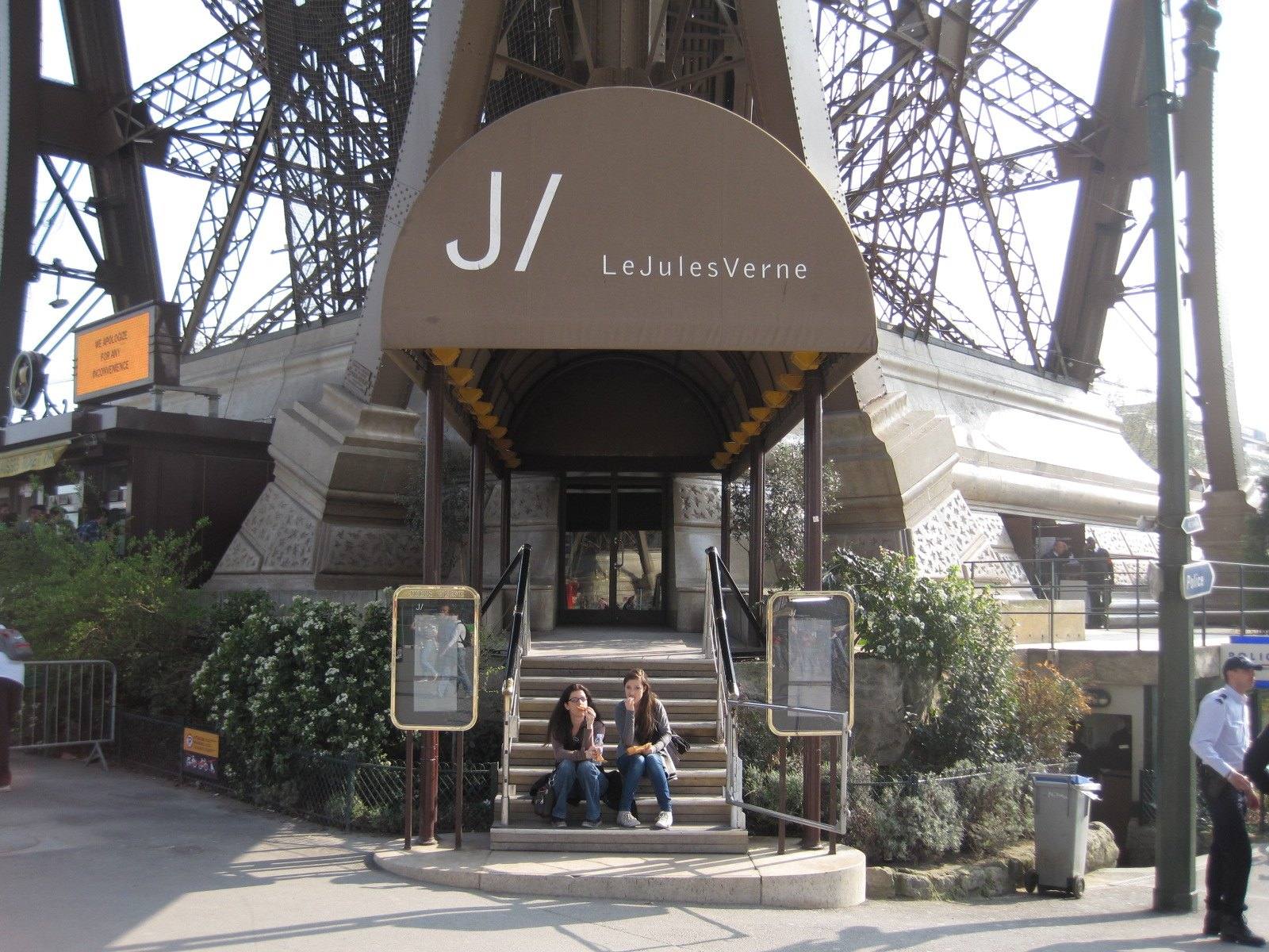 Inngangen til restauranten Le Jules Verne ved foten av Eiffeltårnet