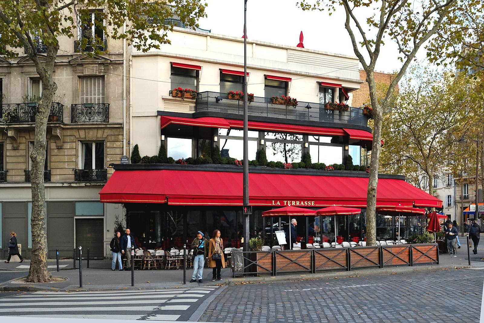 Brasserie med rød markise ved Place de l'École Militaire