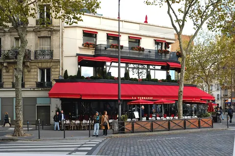 Brasserie med rød markise ved Place de l'École Militaire