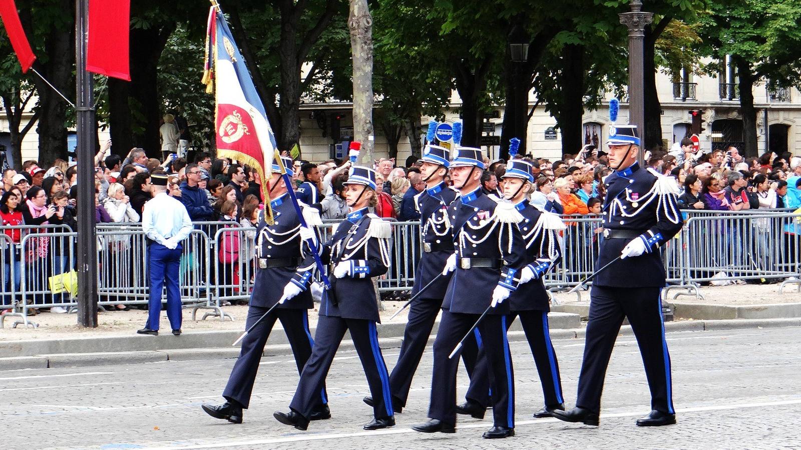 Parade på Champs-Élysées på nasjonaldagen 14. juli