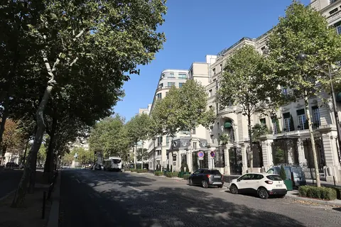 Avenue d'Iéna med trær og bygårder