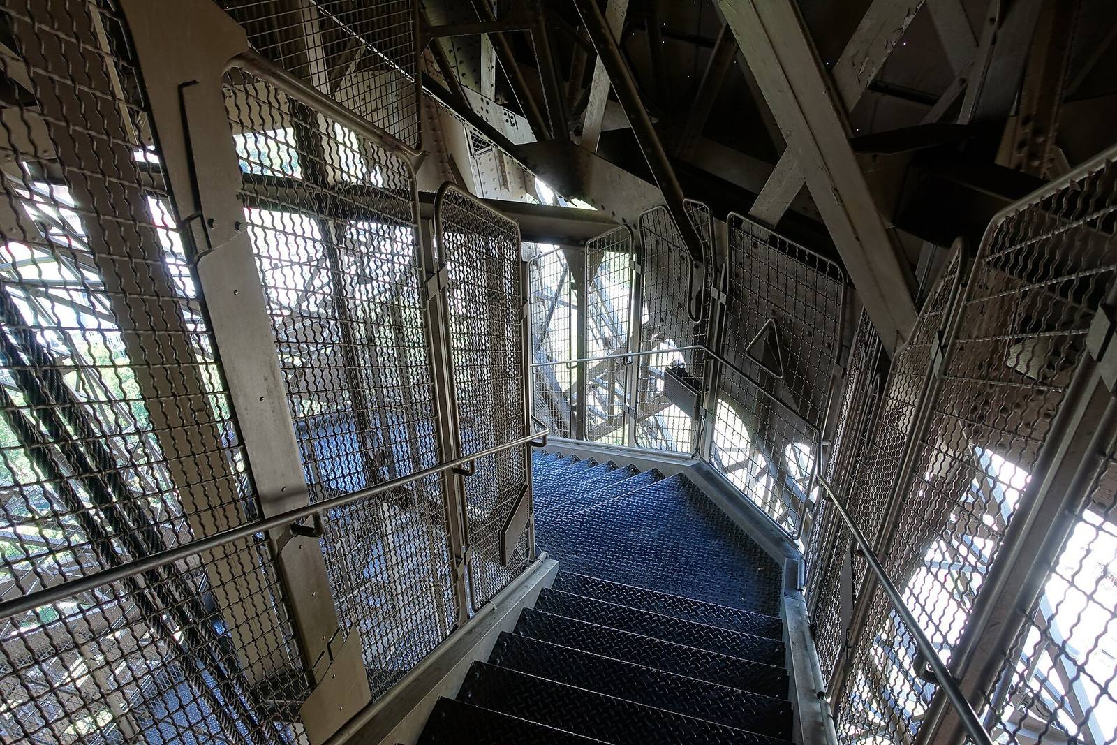 Trappen inne i Eiffeltårnets jernkonstruksjon