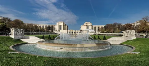Fontenene i Trocadéro-hagene foran Palais de Chaillot