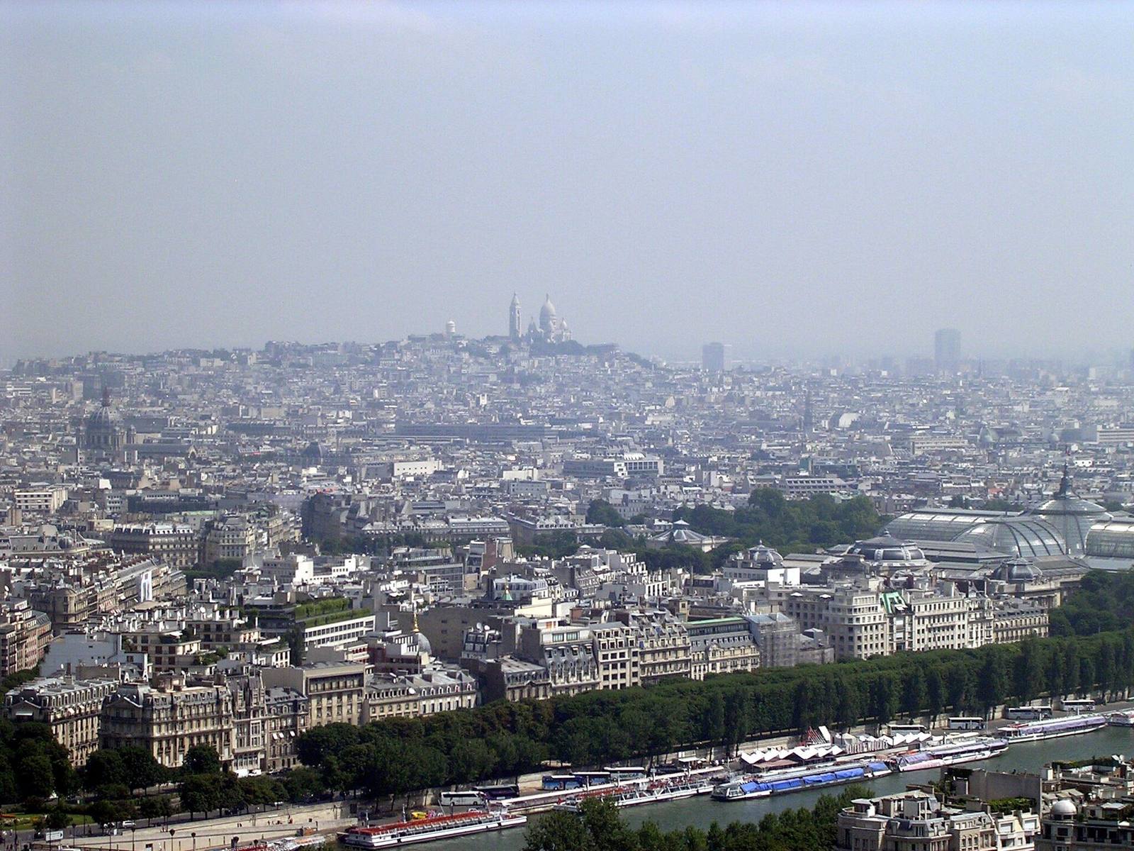 Utsikt fra Eiffeltårnets 2. etasje mot Montmartre