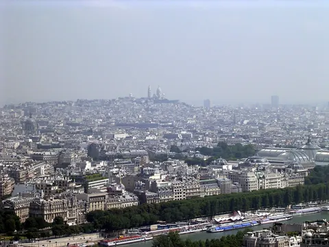 Utsikt fra Eiffeltårnets 2. etasje mot Montmartre