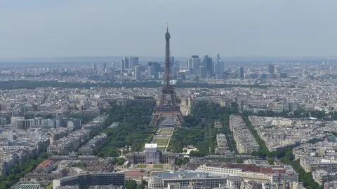 Eiffeltårnet sett ovenfra fra et utsiktspunkt i Paris