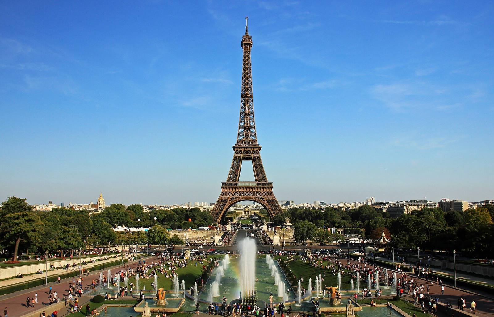 Eiffeltårnet sett fra Trocadéro med Varsovie-fontenene i forgrunnen