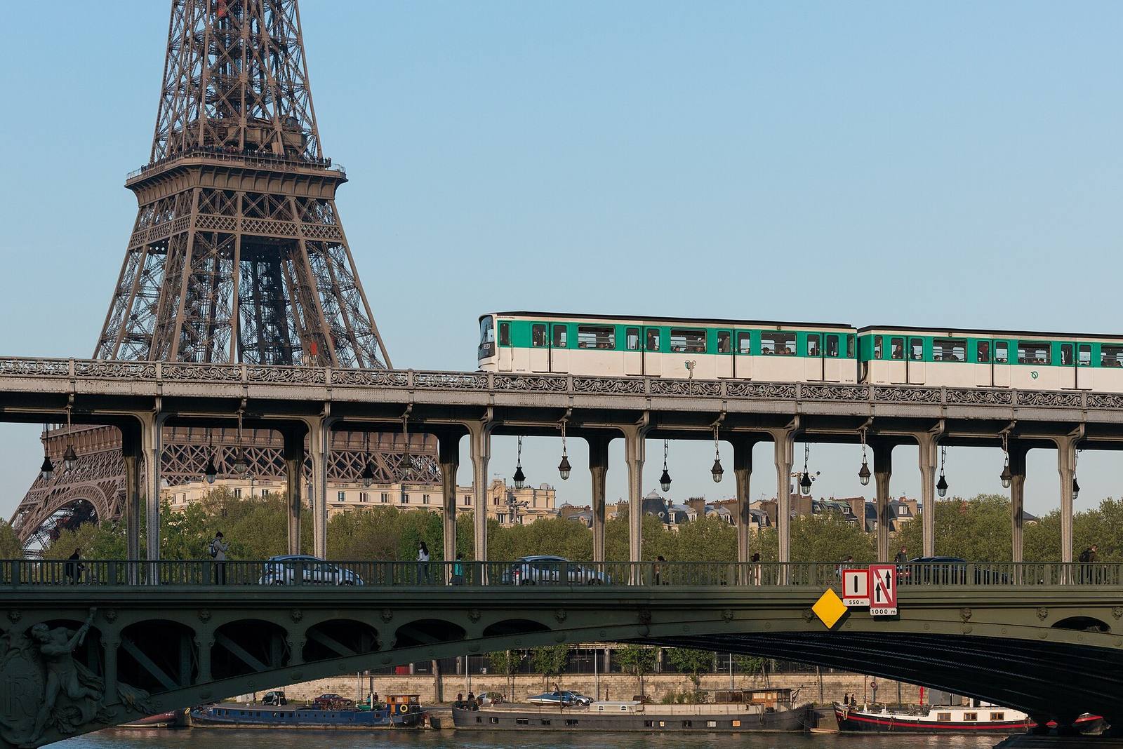Metroen krysser Bir-Hakeim-broen med Eiffeltårnet bak
