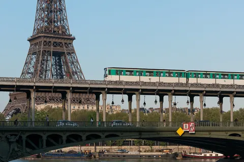 Metroen krysser Bir-Hakeim-broen med Eiffeltårnet bak